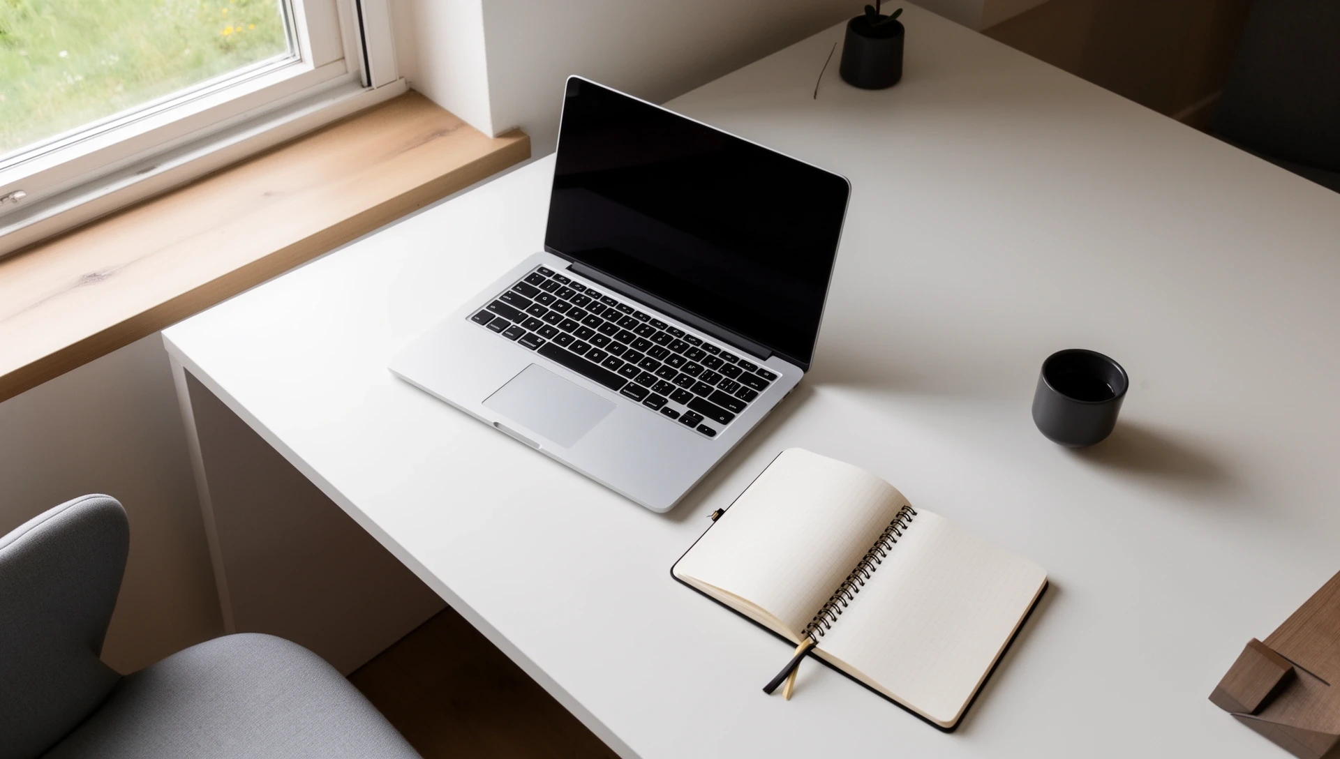 Moderner Arbeitsplatz mit Laptop und Notizen